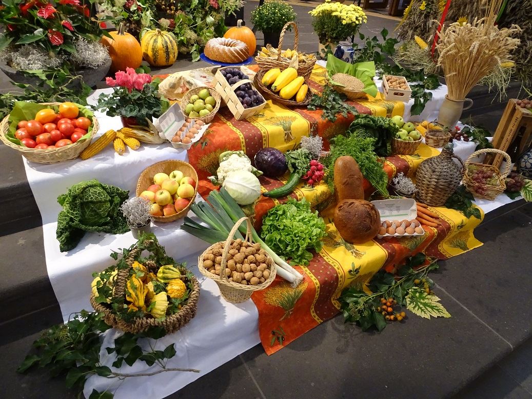 Viele Besucher beim zentralen Erntedankgottesdienst in Koblenz