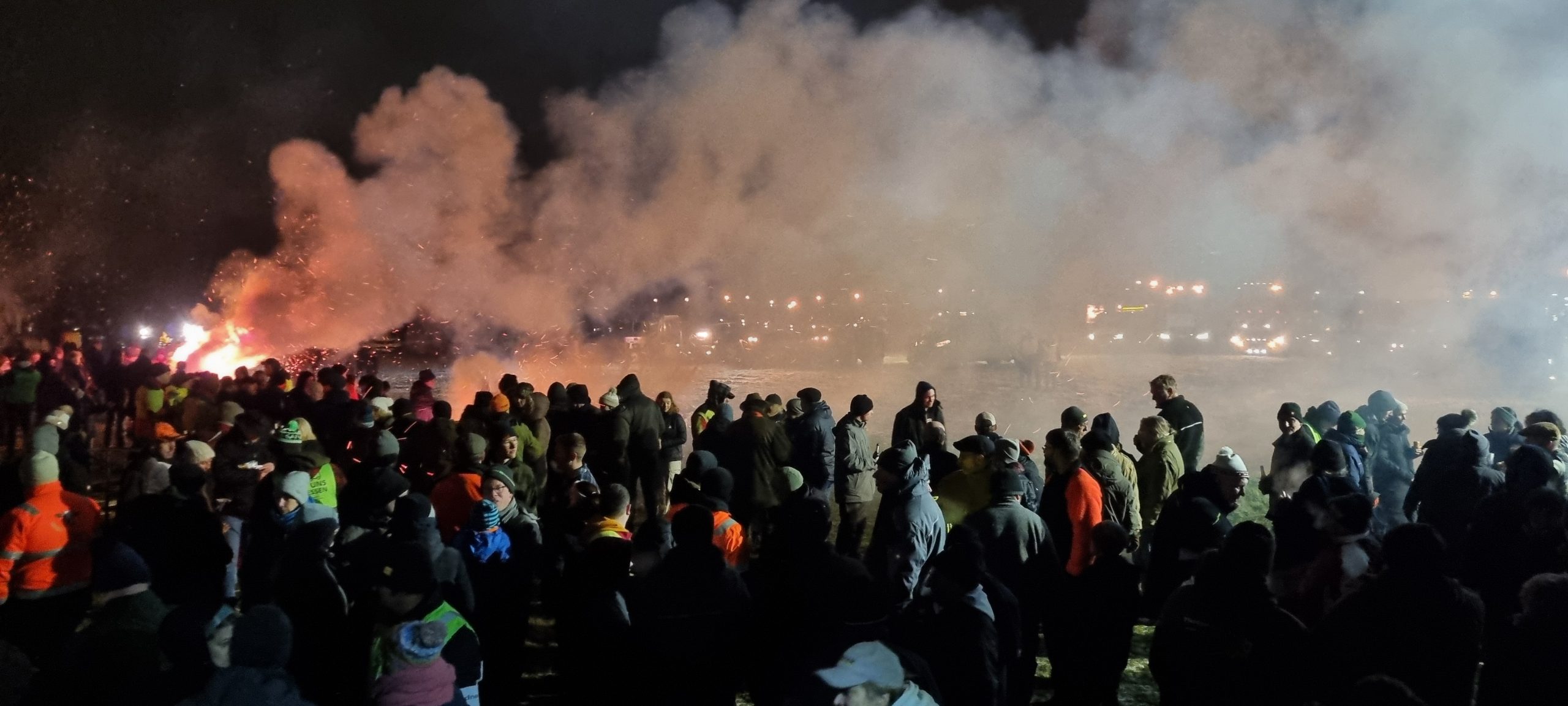 Mahnfeuer und Traktortreffen im ganzen Land