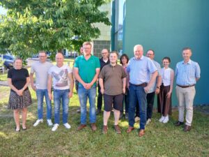 Wechsel an der Spitze der Arbeitsgemeinschaft Obstbau (Arge) nach 32 erfolgreichen Jahren: Der neue Vorsitzende Tim Kirch (Mitte) mit seinen Stellvertretern Maximilian Schäfer (links) und Norbert Schäfer (rechts) erfahren Rückhalt seitens der Mitglieder der Arge. BWV-Präsidiumsmitglied Walter Clüsserath (rechts außen), Ministeriumsvertreterin Marit Laux (2.v.r.) und BWV-Justiziarin Barbara Wolbeck (links außen) waren während der Wahl zugegen und brachten ihre Freude über die zu erwartende weitere gute Zusammenarbeit mit der Arbeitsgemeinschaft Obstbau zum Ausdruck.